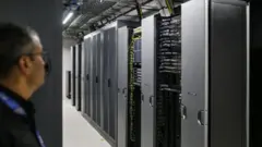 தரவு மையங்கள் என்பவை கணினி சேவையகங்கள், தகவல் தொழில்நுட்ப வசதிகள் மற்றும் நெட்வொர்க் உபகரணங்களை ஒரே இடத்தில் ஒருங்கிணைத்து, நமது டிஜிட்டல் வாழ்க்கையை இயக்கும் மையங்கள் ஆகும். இவை சாட்ஜிபிடி கேள்விகள், மின்சார வாகனங்கள், ஸ்ட்ரீமிங் சேவைகள் போன்றவற்றுக்கு சக்தி அளிக்கின்றன.
