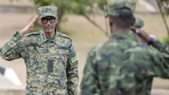 Perezida Paul Kagame aramukanya n'umugaba w'ingabo Lt Gen Mubarakh Muganga i Gabiro kuwa kane