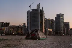 نصبت عائلات نازحة خياماً على طول واجهة بيروت البحرية في بيروت، لبنان، في 10 مارس/آذار 2026، بعد فرارها من أعمال العنف الأخيرة بين إسرائيل وحزب الله، وقضائها أسبوعاً تنام في سياراتها أو تحت ملاجئ مؤقتة دون أي مساعدة رسمية كافية، حيث تشكلت مخيمات صغيرة بينما تنتظر العائلات مساكن دائمة.