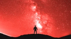 hombre mirando el cielo