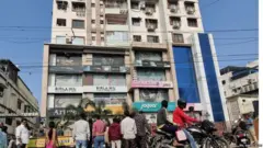 झारखंडच्या धनबादमधील या इमारतीला लागलेल्या आगीत 14 जणांचा मृत्यू झाला.