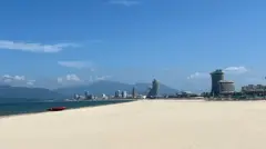 Praia de areias vazias e hotéis no resort de Wonsan Kalma, na Coreia do Norte