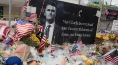 Мемориал Чарли Кирку перед штаб-квартирой Turning Point USA в Аризоне