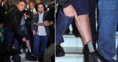 Bolsonaro mostra tornozeleira eletrônica cercado de militantes e fotógrafos