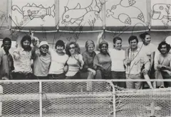 Os 11 participantes a bordo da balsa, com a capitã no meio