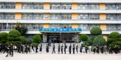 사망한 서이초 교사의 49재 추모일에 학교를 방문한 사람들