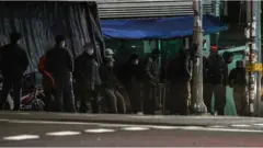 지난 4일 오전 서울 구로구 남구로역 인근 인력시장에서 일용직 근로자들이 일거리를 구하기 위해 기다리고 있다