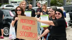 Professoras em manifestação em Caxias do Sul seguram cartaz onde está escrito: "Professores pedem socorro!"