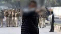 બંદૂક તાકનાર અને ગોળી ચલાવનાર વ્યક્તિ