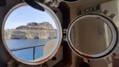 Vista do litoral de Puerto Morgán, nas ilhas Canárias, através da escotilha do navio