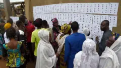 Lara awọn oludibo ni wọn n yẹ orukọ wọn wo yii, lasiko eto idibo gomina ipinlẹ Osun to ti waye kọja lọ
