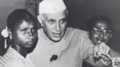 El primer ministro indio Nehru con la entonces joven Budhini Manjhiyain 