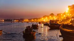 Barcos em um rio ao crepúsculo