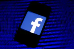 सायबर गुन्हेगार सावजाच्या सोशल मीडिया अकाऊंट सारखं दुसरं बनावट अकाऊंट बनवतात. 