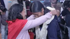 नेपाल फर्किएका विद्यार्थीलाई त्रिभुवन अन्तर्राष्ट्रिय विमानस्थलमा स्वागत गर्दै आफन्त