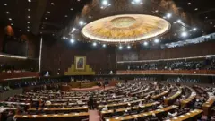 د پاکستان ولسي جرګې یا ملي اسمبلۍ نویو ټاکل شویو غړو پر پنجشنبه لوړه وکړه‌ (ارشیف تصویر)