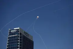Míssil iraniano sendo interceptado por Israel sobre Tel Aviv