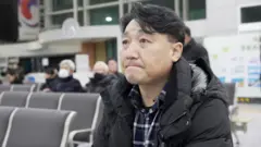 宋鐘勳（音譯）在務安機場等待親屬消息（29/12/2024）