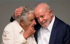El expresidente de Uruguay Pepe Mujica siendo abrazado por el presidente de Brasil, Luis Inázio Lula da Silva
