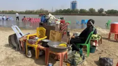 Wata mata mai sayar da shayi a bakin kogin Nilu