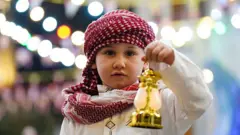 طفل يحمل فانوس رمضان في الموصل بالعراق