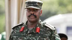 Gen Muhoozi Kainerugaba, Taliyaha Ciidamada Difaaca Uganda oo xiran dharka cagaarka ah ee militariga 
