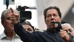 भ्रष्टाचार के आरोप में पूर्व प्रधानमंत्री इमरान ख़ान की गिरफ़्तारी से बड़े पैमाने पर हिंसा भड़क उठी थी.