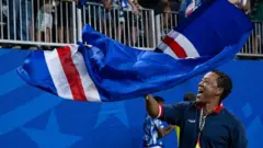 O técnico de Cabo Verde, Bubista, comemora o empate sem gols de sua equipe com a Arábia Saudita