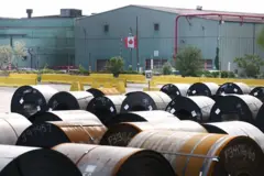 Bobinas de aço são vistas em um pátio no Canadá