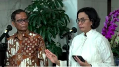 Menkeu Sri Mulyani dan Menko Polhukam Mahfud MD melakukan konferensi pers terkait temuan PPATK, Sabtu (11/03). 