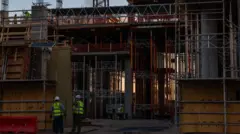 Trabalhadores da construção civil durante uma onda de calor em Phoenix, Arizona, EUA, em julho de 2023.