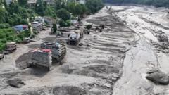 Las impresionantes imágenes de la devastadora avalancha que dejó cientos de muertos y desaparecidos en la frontera de Nepal