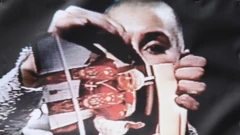 Imagen de la cantante rompiendo la foto.