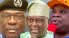Ọga ọlọpaa Ibrahim Gotan wọ fila dudu, Akọwe ijọba Teslim Igbalaye wọ agbada ati fila, Gomina Ademola Adeleke mu gbohungbohun lọwọ