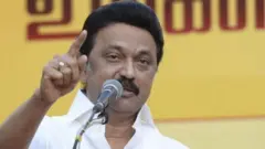 மம்தா பானர்ஜி ‘அனைத்து எதிர்கட்சிகளும் ஒன்றிணைந்து தேர்தல் பிரசாரத்தில் ஈடுபட வேண்டும்’ என்று கூறுகிறார். ஆனால் அது எந்த அளவு பயனளிக்கும், அது தலைவர்களுக்கிடையில் பிம்பப் போட்டியாக உருமாறாதா? போன்ற கேள்விகளும் எழுகின்றன, என்கிறார் மூத்த அரசியல் விமர்சகர் சந்தீப் ஷாஸ்திரி. இந்நிலையில் தான் இக்கூட்டணியில் தமிழக முதல்வரும் தி.மு.க. தலைவருமான மு.க.ஸ்டாலினின் பங்கும் கவனத்துக்குரியதாகிறது. இக்கூட்டணியில் ஸ்டாலினின் தாக்கம் எந்த அளவு இருக்கும், தேசிய அளவில் தி.மு.க எவ்வளவு பெரிய சக்தியாக இருக்கும் போன்ற கேள்விகளுக்கு விடை தெரிந்துகொள்ள பிபிசி தமிழ் தேசிய அரசியலைக் கூர்ந்து நோக்கும் மூத்த பத்திரிகையாளர்கள் மற்றும் அரசியல் விமர்சகர்களிடம் பேசியது. 