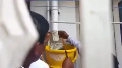 నీటి పైపుల్లో నోట్ల కట్టలు