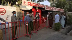 Patlama sonrası yaralılar acil servislere getirildi.