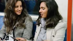 در شیکاگو از گروهی از مسافران اتوبوس و قطار شهری پرسیدیم در مسیر صبحگاهی خود ترجیح می‎دهند با یک نفر دیگر حرف بزنند یا تنها بنشینند و کاری که معمولا انجام می‎دهند را بکنند