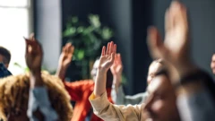 چند نفر در جلسه‌ای دستشان را برای سوال بالا برده‌اند