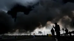 Una columna de humo negro se eleva desde la refinería donde se desató un incendio tras una huelga, mientras continúan las labores de extinción en Moscú, Rusia, el 18 de junio de 2026.