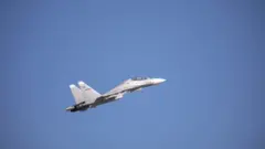 Taiwan yavuze ko Ubushinwa bwohereje indege z'intambara zo mu bwoko bwa J-11. Ifoto yo mu kwezi kwa munani mu 2021, y'indege iri mu myitozo mu ntara ya Zhejiang, mu burasirazuba bw'Ubushinwa.