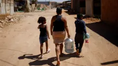 Crianças na favela Estrutural em Brasília