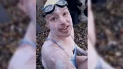 Sarah Thomas en la playa