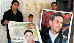 Femmes portant des photos de Mohamed Bouazizi