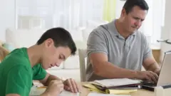 ሓደ ምስ ወዱ ኮፍ ዝበለ ሰብኣይ