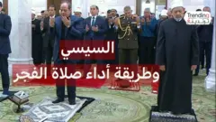صلاة السيسي في مسجد السيدة نفيسة وتساؤلات عن أسباب التباعد بين المصلين