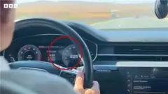  وزیر حمل نقل ترکیه پشت فرمان خودرو در حالی که سرعت‌سنج ۲۲۵ کیلومتر را نشان می‌دهد