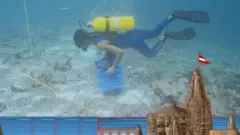 દ્વારકા, જન્માષ્ટમી, દ્વારકાના દરિયામાં ઉત્ખનન, મહાભારત, અંડરવોટર ઉત્ખનન, કૃષ્ણની દ્વારકા, ગુજરાત, બીબીસી ગુજરાતી દ્વારકાના મંદિરની આસપાસની જગ્યામાં અને સમુદ્રના પેટાળમાં જઈને પણ વર્ષોથી કેટલીયવાર ઉત્ખનન કરવામાં આવ્યું છે. 