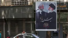 صورة في العاصمة الإيرانية طهران لملصق للمرشد الأعلى الإيراني آية الله علي خامنئي (على اليمين) وإسماعيل هنية زعيم حركة حماس الذي قتل بعد استهدافه أثناء زيارة لطهران
