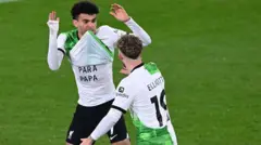 لوئیس دیاز، مهاجم لیورپول، پس از زدن گل تساوی مقابل لوتون تی‌شرتی را نشان داد که رویش نوشته بود: «آزادی برای بابا»